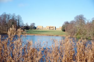 Kilátás a Sir John Vanbrugh (1664-1726) által épített ház tavára és a Capability Brown által kialakított parkra
