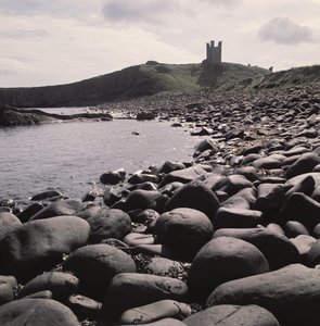 Kilátás a Dunstanburgh-kastélyra, Northumberland alkotó: Unbekannt Unbekannt