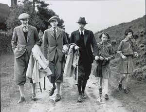 10. herceg négy gyermekével, Billyvel, Andrew-val, Anne-nel és Elizabeth-tel a Bolton Abbeyben, 1938 körül (f/w fotó) alkotó: William M. Timlin
