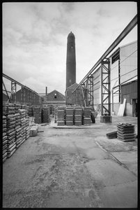Az 1968-69-ben lebontott Elswick Shot Tower általános képe, ólomlövések készítésére használt, előtérben palettákkal ellátott udvar, 1955-69 körül (f/w fotó) alkotó: Unbekannter Künstler