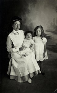 Gyermekekkel pózoló „ápolónő” az 1920-as években. alkotó: William M. Timlin