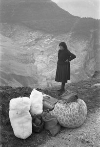 Egy nő elmeséli a tragédiát, Longarone, Vajont, 1953. október 9.: Táskák és poggyászok alkotó: Unbekannt