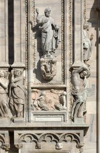 Építészet: Szent Lukács szobra (1811), alacsony dombormű, amely az angyal megjelenését ábrázolja Sámson anyjának (1659). A milánói olaszországi székesegyház (kupola vagy duomo) homlokzatának részlete alkotó: Unbekannt