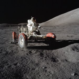 Eugene Cernan űrhajós vezeti a Lunar Roving Vehicle-t az első EVA során alkotó: Unbekannt