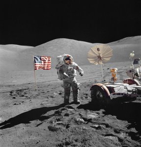Eugene Cernan űrhajós az LRV felé sétál az EVA alatt alkotó: Unbekannt