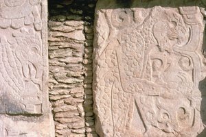 Bas relief, amely jaguárokat ábrázol, akik emberi szíveket tépnek ki áldozati áldozatokból (kő) alkotó: William M. Timlin