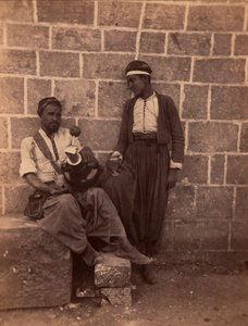 Bejrúti limonádéárusok. Charles Lallemand (1826-1904) fotográfiája a "Szíria, jelmezek, utazások és tájak" című kötetben. 1865. Magángyűjtemény. alkotó: Unbekannter Künstler
