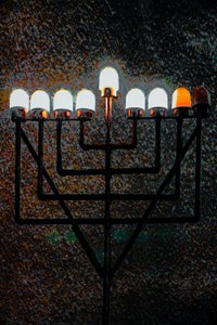 Big Synagogue Menorah, 2018 (kézzel átfestett fénykép) alkotó: Unbekannter Künstler