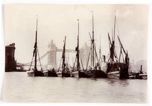 A Tower Bridge-nél kikötött hajók alkotó: Unbekannt