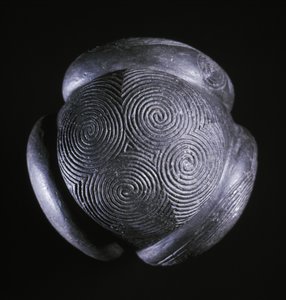 Faragott labda Glass Hillből, Towie, Aberdeenshire, Neolitikum, Kr.e. 3000 körül alkotó: Unbekannt