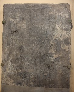 Katedrális gyűjtemény. Kőlemez töredéke. Dombormű. Egyházi tisztviselő. Eredeti templom (Tournai Saint-Quentin. XIII. század vége. Részlet. alkotó: Unbekannter Künstler