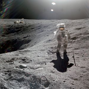 Charles M. Duke, Jr., az Apollo 16 küldetés holdmoduljának pilótája, holdmintákat gyűjt a Plum-kráter peremén, 1972. április (fotó) alkotó: Unbekannt