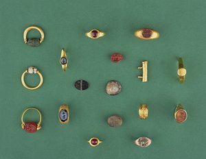 Római, etruszk és hellenisztikus ékszerek gyűjteménye föníciai szkarabeusz gyűrűvel, kameával, amuletttartókkal és achát mélynyomattal, az ie 6. századtól a Kr. u. 4. századig alkotó: Unbekannt