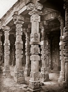 A Quwwat-ul-Islam mecset oszlopcsarnoka a Qutb Minar komplexumban, Delhiben alkotó: Unbekannter Künstler