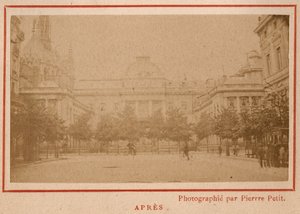 Commune de Paris (1871): a párizsi Palais de Justice kilátása az 1871. májusi tűzvész után. Pierre Pepetit fényképe. Nyomtatás kartonra, Dim. 9x5,4 cm alkotó: Unbekannt