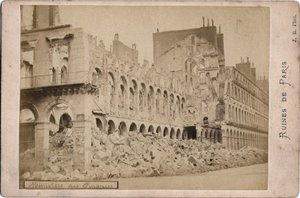 Commune de Paris: kilátás a párizsi pénzügyminisztérium romjaira 1871 májusában. Fénykép J.R. Dim. 16,3X10,8 cm alkotó: Unbekannt