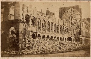 Paris Commune (1871): a Pénzügyminisztérium képe az 1871. májusi tűzvész után. Fényképészet. Nyomtatás kartonra Dim. 10x6,9 cm alkotó: Unbekannt