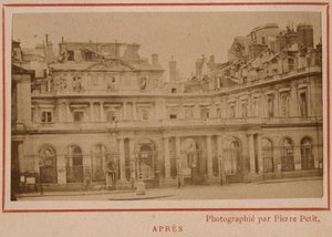 Párizs község (1871): a párizsi Palais-Royal (Palais Royal) képe az 1871. májusi tűzvész után. Pierre Pepetit fényképe. Nyomtatás kartonra, Dim. 9x5,4 cm alkotó: Unbekannt