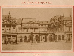 Párizs község (1871): a párizsi Palais-Royal (Palais Royal) képe az 1871. májusi tűzvész előtt. Pierre Pepetit fényképe. Nyomtatás kartonra, Dim. 9x5,4 cm alkotó: Unbekannt