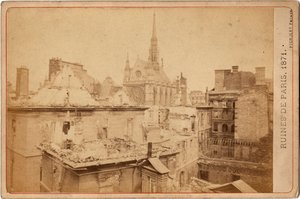 Párizs városa: kilátás a Palais de Justice romjaira és a Sainte Chapelle-re Párizsban 1871 májusában. Fényképezés Pignolet testvérek. Homályos. 16,3X10,8 cm alkotó: Unbekannter Künstler