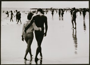 Couple Walking in the Water at Coney Island, New York City, Untitled 46, c.1953-64 (b/w photo) alkotó: Unbekannter Künstler