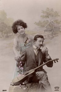 Pár virágokkal és spanyol gitárral, Franciaország, 1910 körül (képeslap) alkotó: Unbekannter Künstler