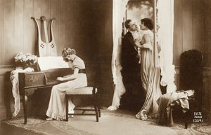 Udvaroló pár és fiatal lány zongorán játszik, Párizs, 1920 körül (képeslap) alkotó: Unbekannter Künstler