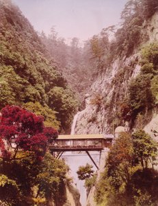 Fedett híd egy meredek szurdokban, vízesésekkel a háttérben, Japán, 1890-1910 körül alkotó: Unbekannt