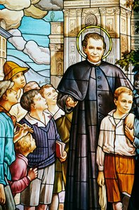 Don Bosco és gyerekek, ólomüveg ablak, Colle Don Bosco szentély (XX. század), Castelnuovo Don Bosco, Piemont, Olaszország