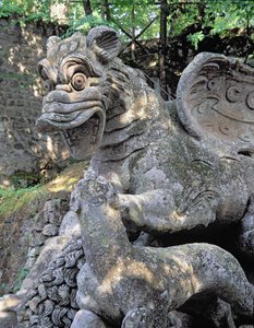 Sárkánytámadó oroszlán, részlet, szobor a Parco dei Mostri (Szörnypark) kertjéből, amelyet 1550-63 között épített ki Orsini hercege, Giacomo Barozzi da Vignola (1507-73) tervei alapján (kő) (fotó) (lásd még 98890-92) alkotó: Unbekannt