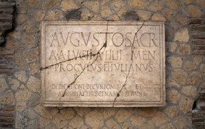 Márvány epigráfusa, Augustales főiskola, Herculaneum régészeti lelőhelye (az Unesco világörökségi listája) alkotó: Benjamin Baud
