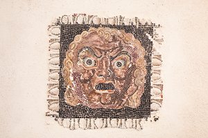 A Kr.e. 1. századból származó padlómozaik, amely egy Dionüszosz-maszkot ábrázol, egy római villából a via Ruffinella közelében Rómában, Római Nemzeti Múzeum (museo nazionale romano), Róma, Olaszország alkotó: Unbekannter Künstler