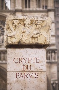 Franciaország, Párizs, Crypte du Parvis felirat a régészeti kriptában, az Ile de la Cite-n, kő felirattal és faragványokkal. alkotó: Unbekannt
