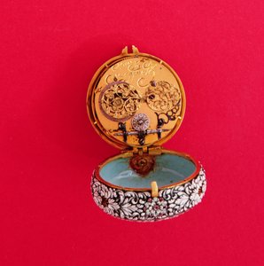 Francia zsebóra arany tokkal, domborművel zománcozott, fehér virágokkal és fekete jelzésekkel, Goullonstól, 1650 körül (a belső lemez látható, lásd még: 66857) alkotó: Unbekannt
