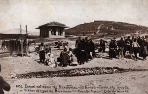 Görögország, Macedoine, Giannitsa (Yannitsa): felvonulás Yenidje Vardarban (Yenidje-Varvar) - Képeslap 1914-1918 alkotó: William M. Timlin