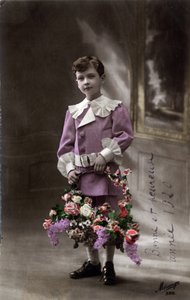 Boldog újévet üdvözlőlap: egy gyermek virágkosárral – 1920-as képeslap alkotó: Unbekannt