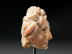 Medúza feje, Baktriából vagy Gandharából, Kr.e. 2-1. század (rózsaszín korall) alkotó: Unbekannt