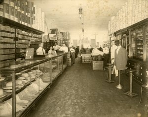 A John Sewell & Co. cipőbolt belseje: 304-6 12th Avenue (Flagler Street), 1910 körül (f/w fotó) alkotó: Unbekannt