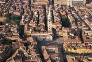 Olaszország, Emilia Romagna, Modena, város légi felvétel a katedrálissal alkotó: Benjamin Baud