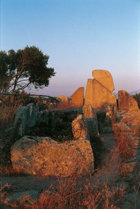 Olaszország, Szardínia, Arzachena, Olbia-Tempio tartomány, Li Longhi óriások sírja, hátulnézet