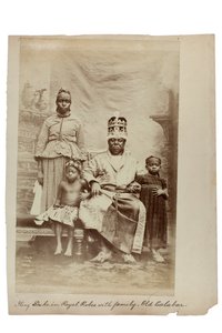 Herceg király királyi köntösben a családjával, Old Calabar, Nigéria, 1890 körül (albumnyomat) alkotó: Unbekannt