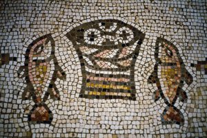 Kenyér és hal, mozaik a sokszorosítás templomában, 4. század, Tabgha, Izrael