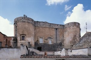 Alacsony szög kilátás egy kastélyra, San Nicandro Garganico, Gargano Nemzeti Park, Puglia, Olaszország alkotó: Benjamin Baud