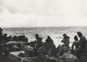 A 41 (RM) Commando tengerészgyalogosai az LCT (Landing Craft Tank) 532 fedélzetén, közelednek Westkapelle felé a hollandiai walchereni leszállás során alkotó: Unbekannt