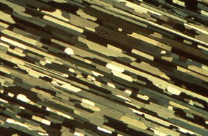 Mikrográfok (Light) Eloxált extrudált alumínium, könnyű mikrofénykép alkotó: Unbekannt