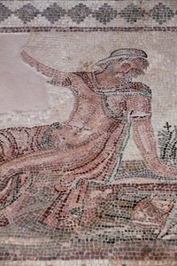 Nárcisz a tükörképét nézi egy vízmedencében - Paphos mozaikok, Dionüszosz háza - Kr.u. 2. század vége - Ciprus - Nárcisz szemlélődése egy medence felett - Paphos mozaikjai, Dionüszosz háza - II. sciecle ap JC - UNESCO Telephely, Ciprus