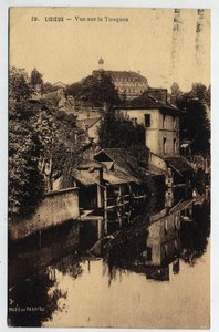 Normandia, Calvados (14), Lisieux: házak a Touques szélén – 1934-es képeslap alkotó: William M. Timlin
