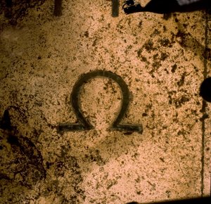 Omega szimbólum az Augustus napórán (fotó) alkotó: Unbekannt