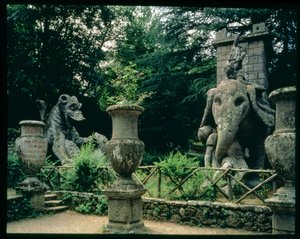 Hannibál egyik elefántja és egy oroszlánnal harcoló sárkány, a Parco dei Mostri (Szörnypark) kertjének szobrai, amelyeket Orsini hercege 1550-63 között épített ki, Giacomo Barozzi da Vignola (1507-73) tervei alapján (kő) (fotó) (a részleteket lásd a 6 alkotó: Unbekannt
