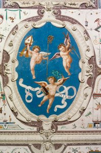 Három puttit ábrázoló ovális (1560), a Groteszkek mennyezetének részlete, Della Manta kastély, Manta (Cuneo), Piemont, Olaszország alkotó: William M. Timlin